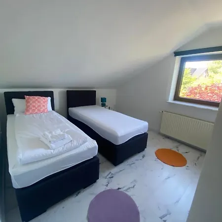 Ruhige Unterkuenfte Nahe Einfelder See, Perfekt Fuer Erholung Und Arbeit *