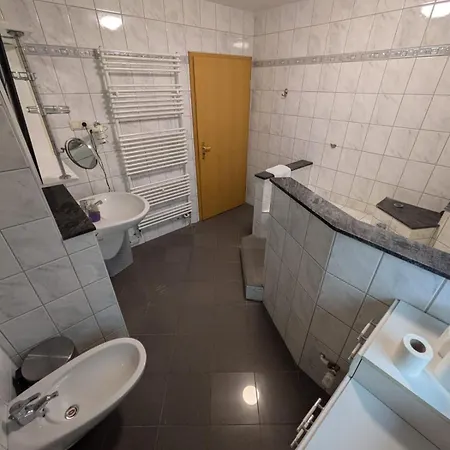 Apartment Ruhige Unterkuenfte Nahe Einfelder See, Perfekt Fuer Erholung Und Arbeit *