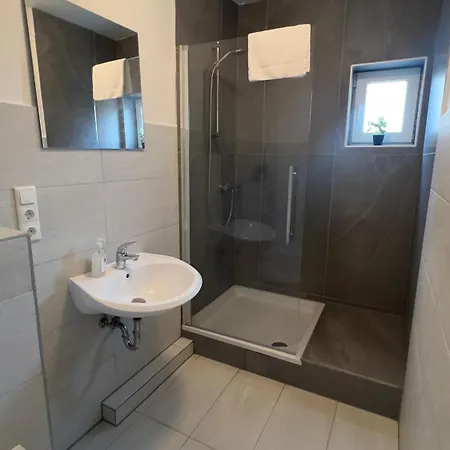 Ruhige Unterkuenfte Nahe Einfelder See, Perfekt Fuer Erholung Und Arbeit Neumünster