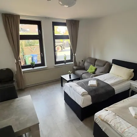 Ruhige Unterkuenfte Nahe Einfelder See, Perfekt Fuer Erholung Und Arbeit *